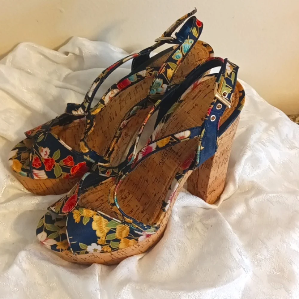 Chinese Laundry blue floral cork platform shoes size 9